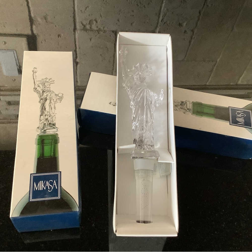 Mikasa Austrian Lead Crystal STATUE OF LIBERTY  Wine Bottle Stopper Set Of 2 New